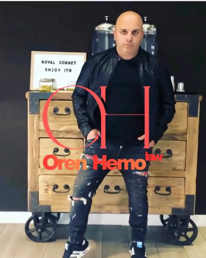 עו"ד אורן חמו בגלימה באולם בית המשפט